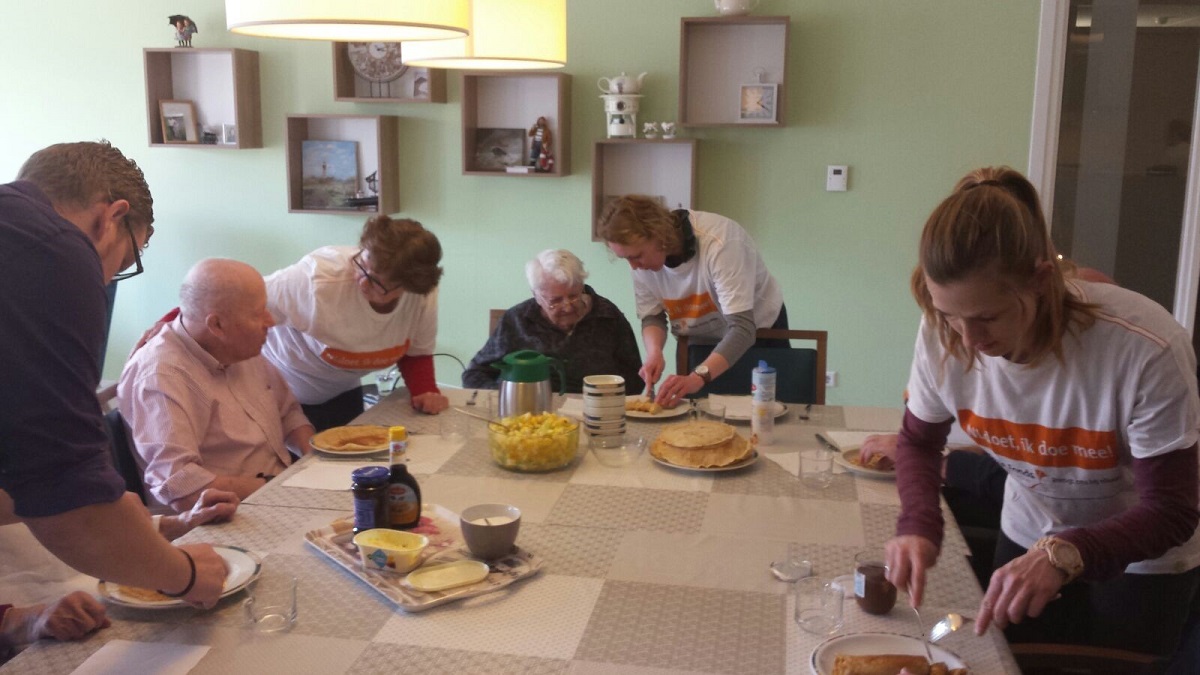 CU Schouwen-Duiveland helpt pannenkoeken serveren